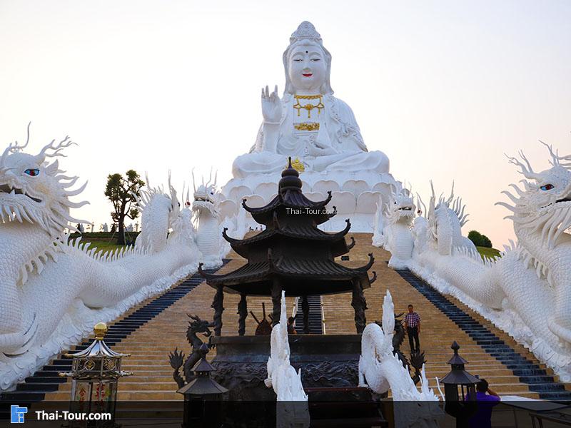 เจ้าแม่กวนอิมปางประทานพรที่มีขนาดใหญ่ แกะสลักด้วยไม้จันทร์หอมที่นำมาจากประเทศจีน อินเดีย พม่า