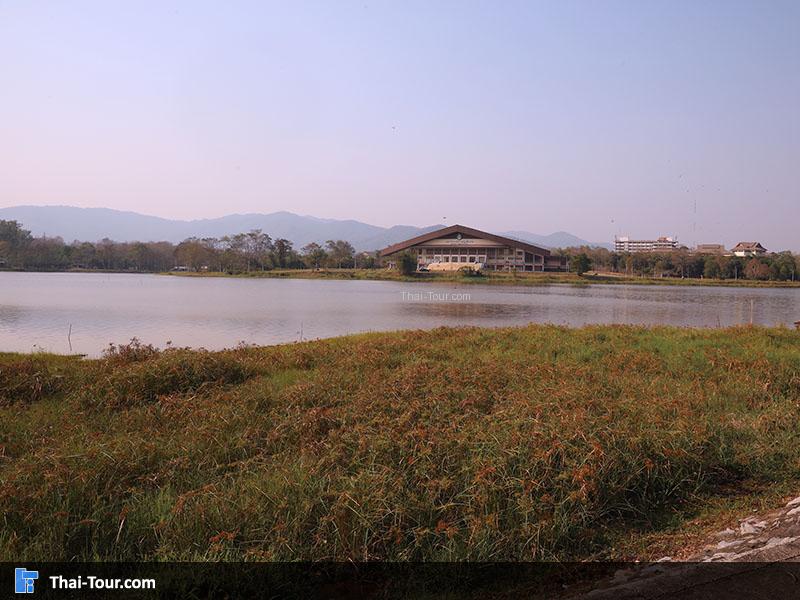 สวนสมเด็จพระศรีนครินทร์ฯ อยู่ใกล้กับหนองน้ำ