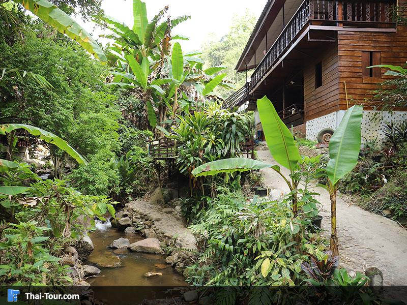 บ้านพักริมน้ำตก