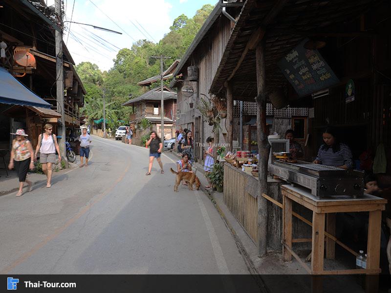 เดินเล่นชิวๆ บนถนนแม่กำปอง