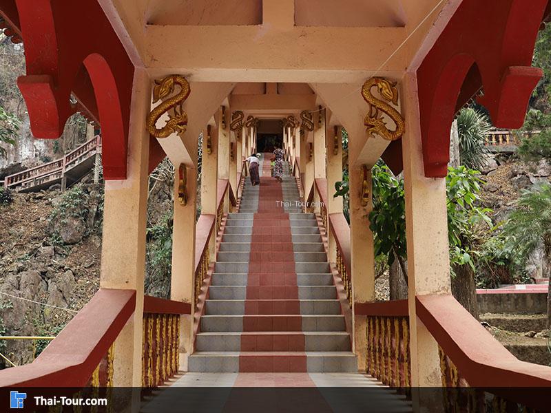 บรรไดทางขึ้น วัดถ้ำตับเต่า