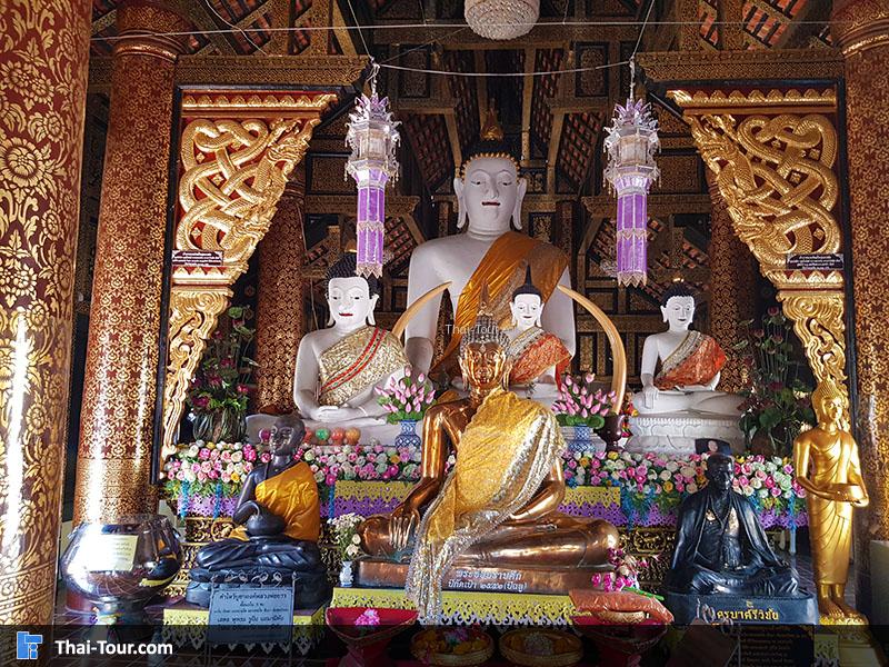 หลวงพ่อขาว ซึ่งเป็นพระพุทธรูปแบบล้านนา มีพระพักตร์อิ่มเอิบ