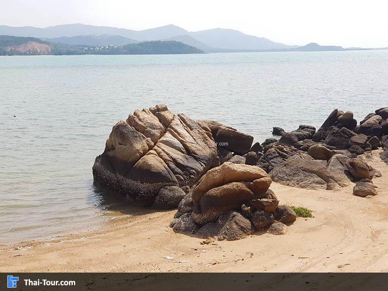 หาดบางรัก มีโขดหิน