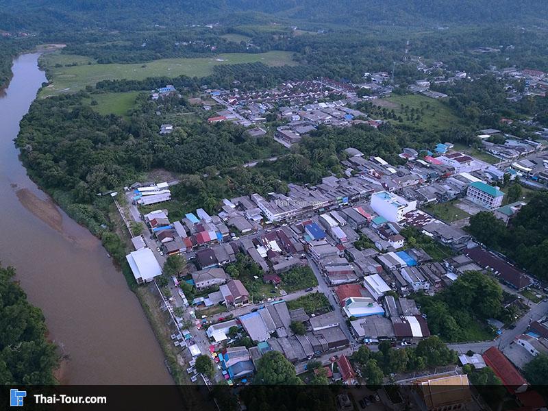 ภาพมุมสูง ตลาดริมน้ำตะกั่วป่า