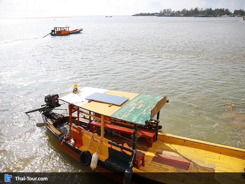 เรือเล็กออกจากฝั่ง