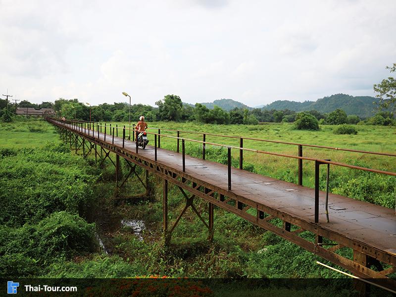 ถ่ายภาพกับป้ายตัวอักษรภาษาอังกฤษ
