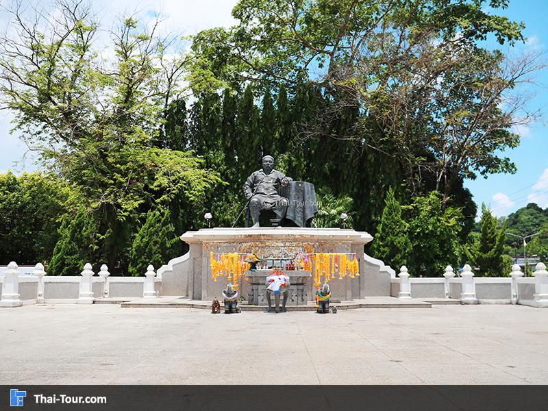 ลานอนุสาวรีย์พระยาดำรงสุจริตมหิศรภักดี