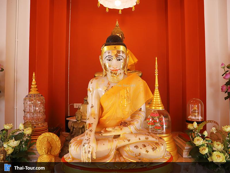 พระพุทธรูปด้านใน วัดสุวรรณคีรี