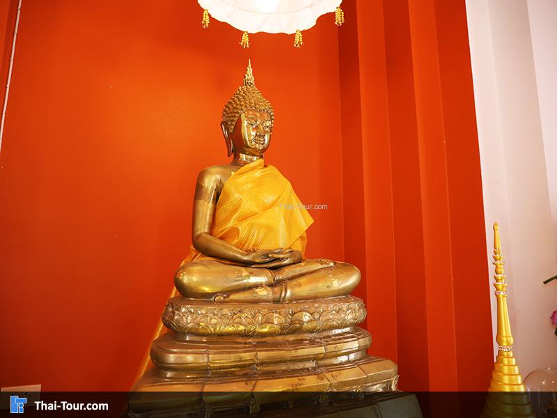 พระพุทธรูปด้านใน วัดสุวรรณคีรี