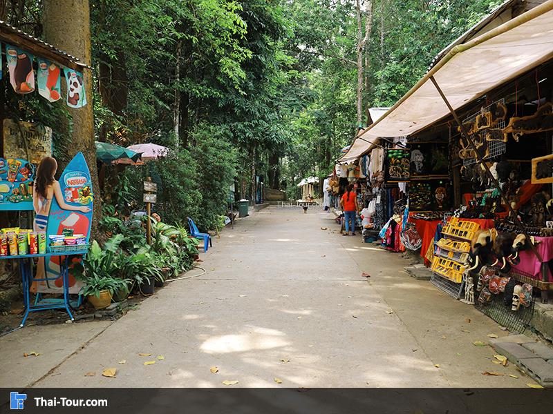 ร้านขายเสื้อผ้าแก่นักท่องเที่ยว