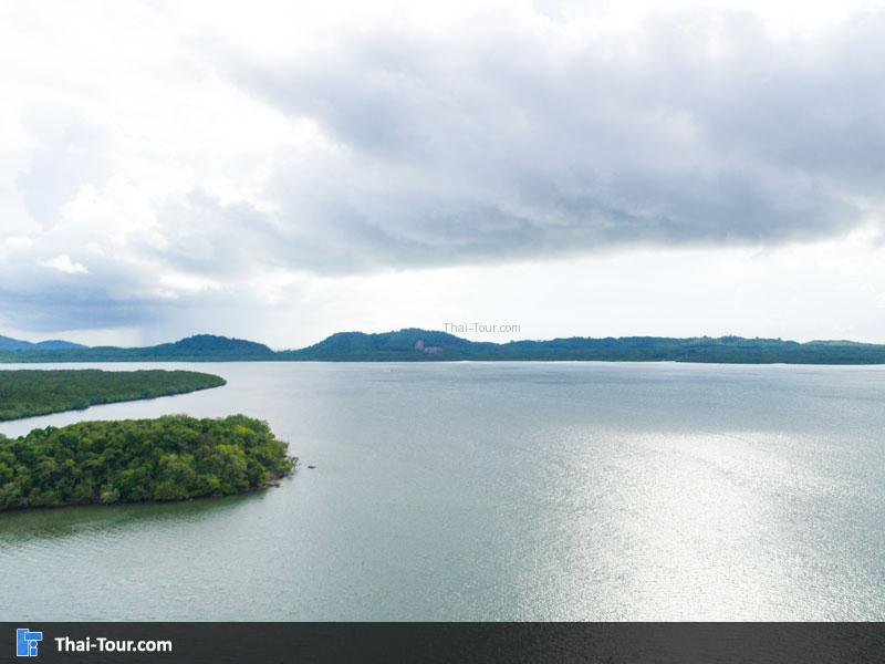 ภาพมุมสูง ท่าเรือแหลมกรวด