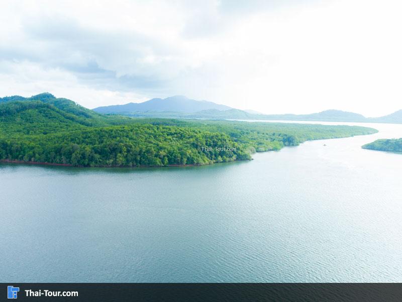 ภาพมุมสูง ท่าเรือแหลมกรวด