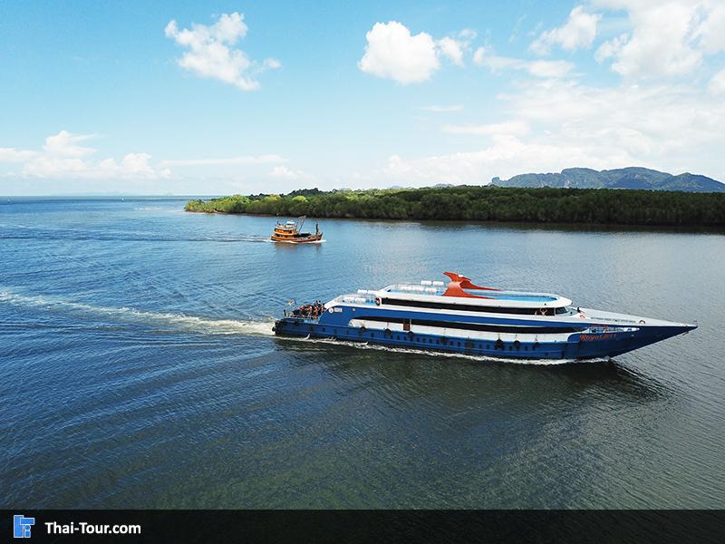 เรือกำลังแล่น 