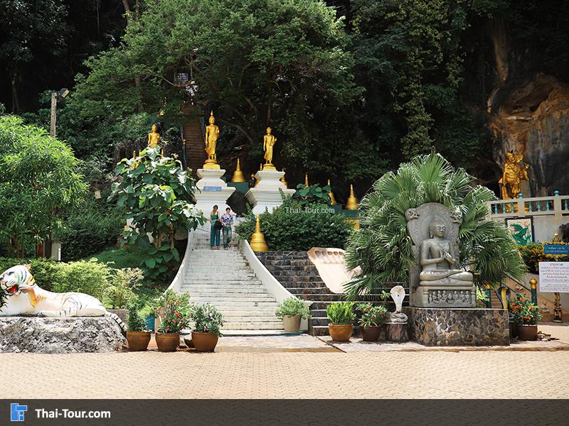 บันไดทางขึ้นวัดถ้ำเสือ