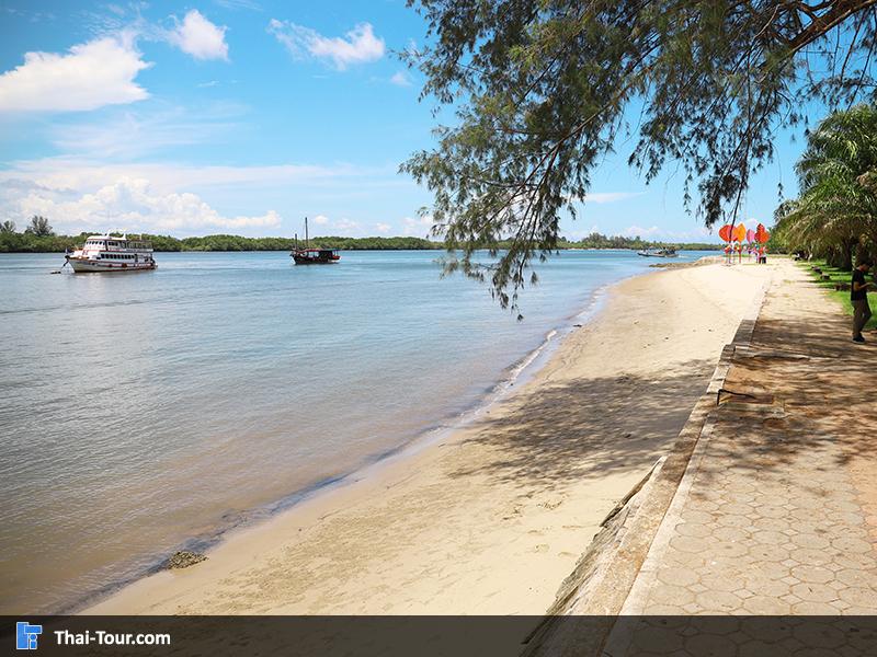 ริมชายหาด