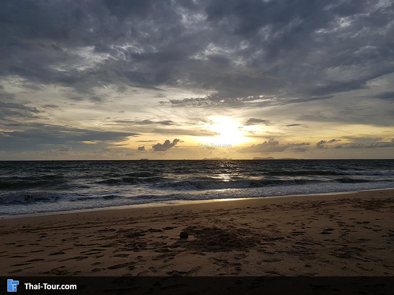 แสงพระอาทิตย์ตกยามเย็น