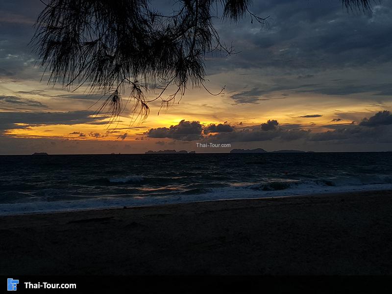 แสงพระอาทิตย์ตกยามเย็น