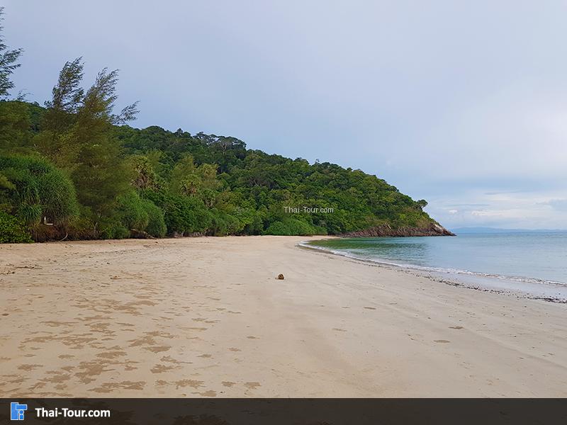 ชายหาดด้านหน้า อุทยานแห่งชาติหมู่เกาะลันตา
