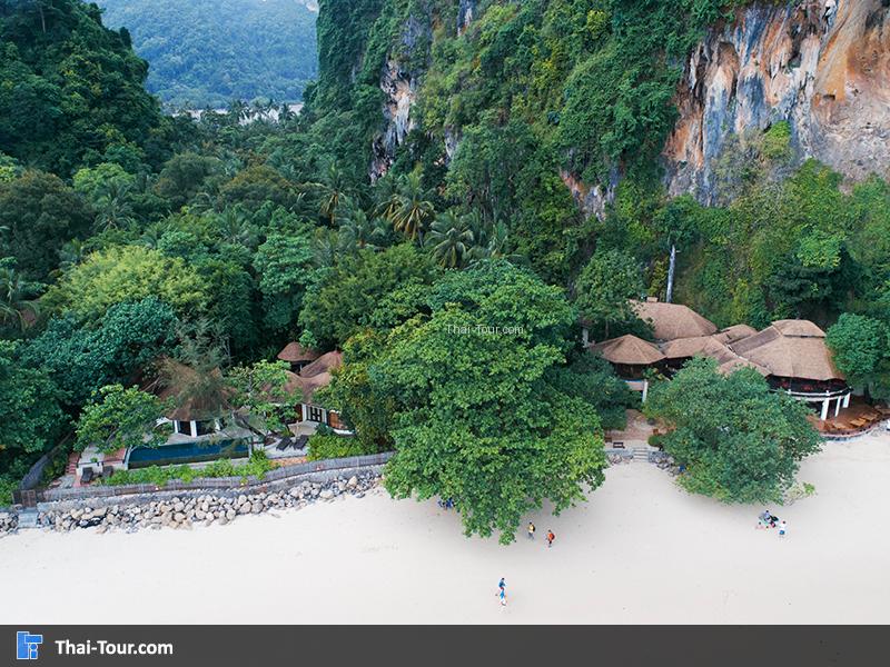 ด้านหน้าของรีสอร์ท ติดชายหาดถ้ำพระนาง