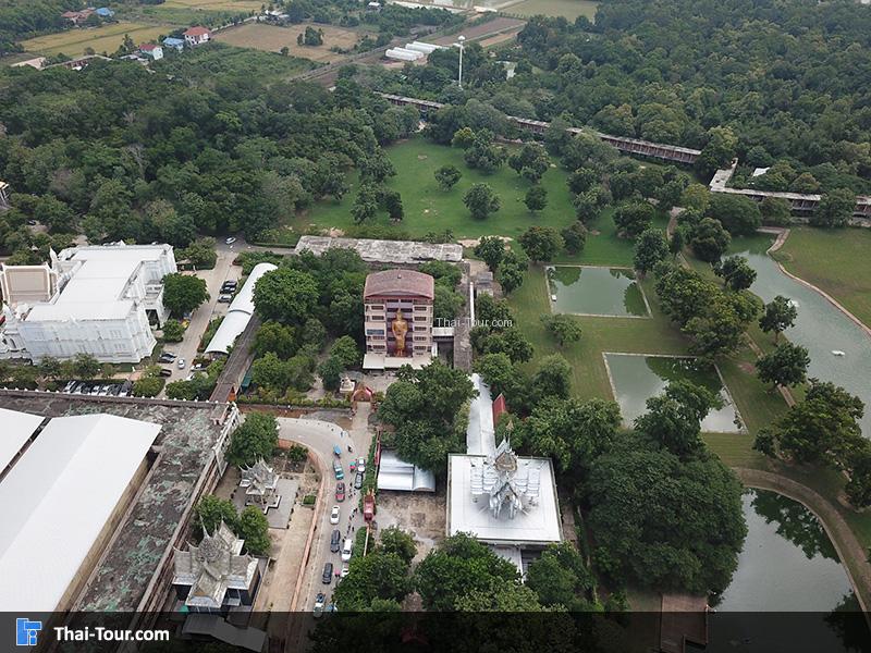 ภาพมุมสูงวัดจันทาราม (วัดท่าซุง) มองเห็นต้นไม้ใกล้ๆ