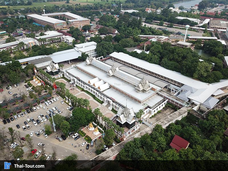 ภาพมุมสูงตรงลานจอดรถ