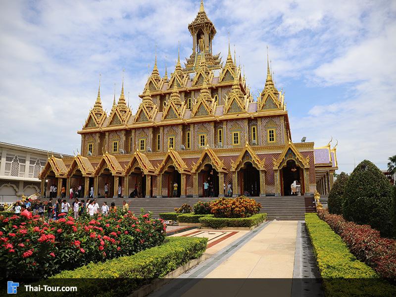 ด้านหน้ามีดอกไม้