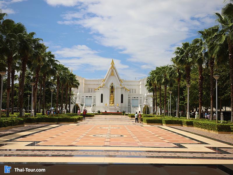 ด้านหน้าของ วัดจันทาราม (วัดท่าซุง)