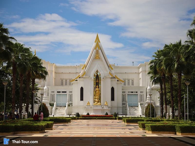 ด้านหน้าของ วัดจันทาราม (วัดท่าซุง)