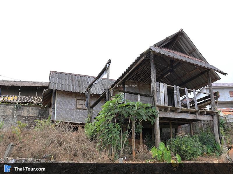 บ้านเรือนของผู้ที่อาศัยอยู่ที่หมู่บ้านอาข่าป่ากล้วย