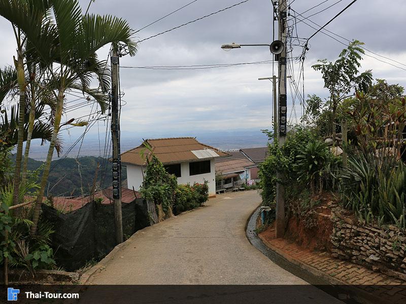 ถนนภายในหมู่บ้านอาข่าป่ากล้วย