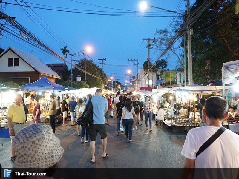 เดินเล่นหาของทานเล่น