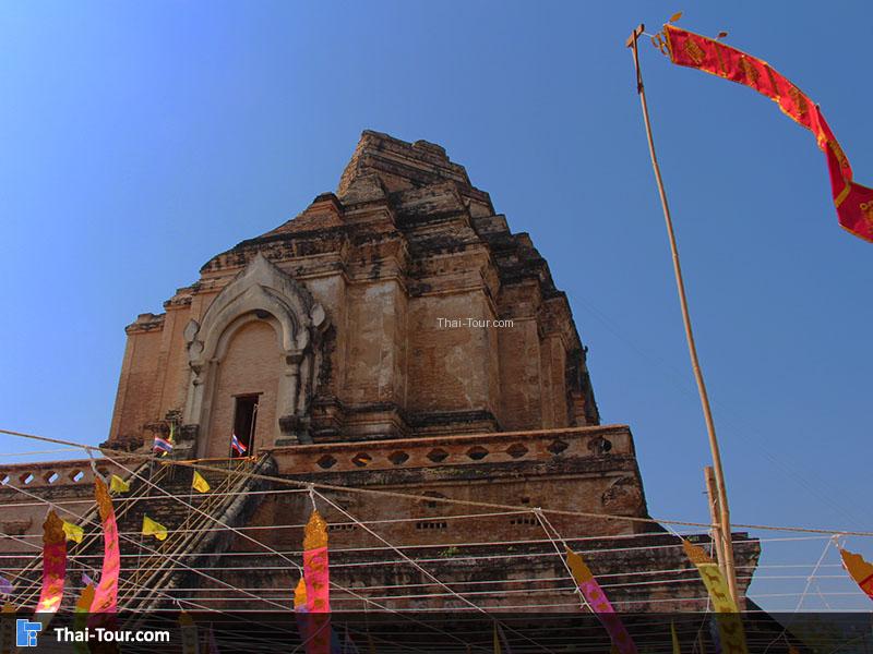 พระธาตุเจดีย์หลวง ในสมัยมหาเทวีจิรประภา รัชกาลที่ 15 แห่งราชวงศ์มังราย เกิดพายุฝนตกหนัก แผ่นดินไหว พระมหาเจดีย์หลวงได้พังทลายลงมาเหลือเพียงครึ่งองค์ จากนั้นก็ถูกปล่อยทิ้งร้างไปนานกว่า 4 ศตวรรษ พระมหาเจดีย์หลวงที่เห็นปัจจุบันกรมศิลปกรเพิ่งจะ บูรณปฏิสังขรณ์