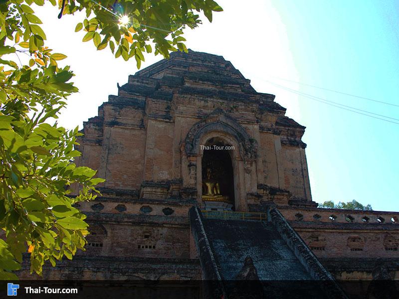 พระธาตุเจดีย์หลวง จะมีทางเข้า เพื่อไปกราบสักการะพระประธาตุในพระธาตุ
