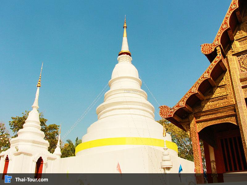 พระเจดีย์ที่ตั้งอยู่ข้าง วิหารลายคำ