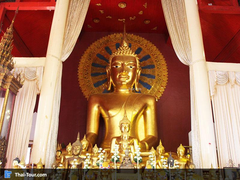 พระประธาตุภายในโบสถ์