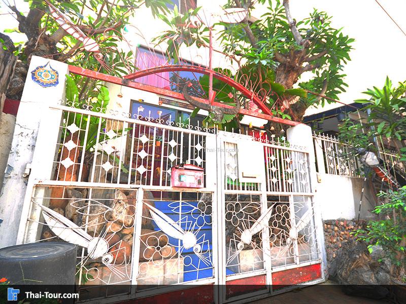 มีดีไซน์ เอายุงตัวใหญ่มาเกาะที่รั่ว