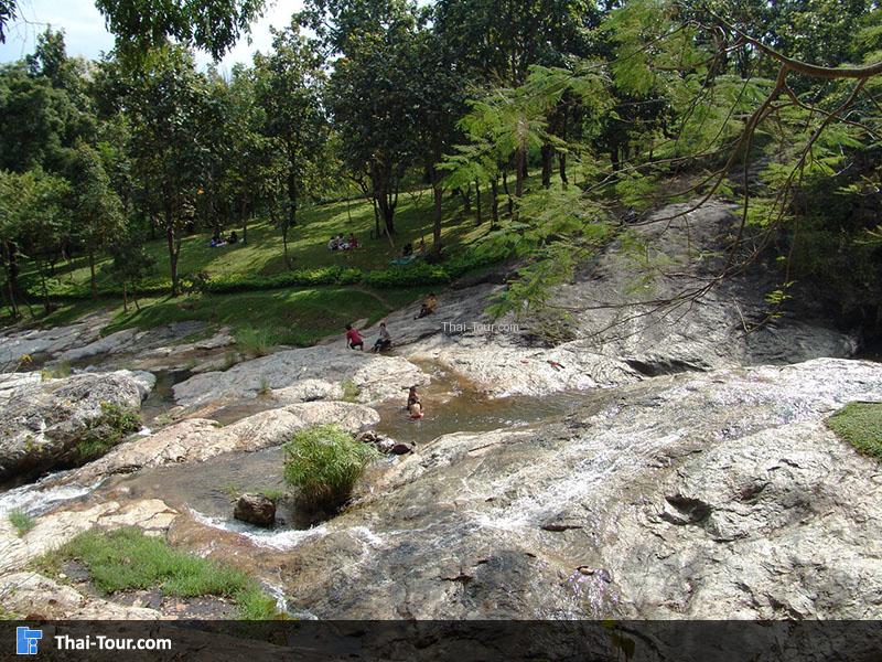 บริเวณรอบๆ น้ำตก มีทิวทัศน์ที่สวยงามและพันธุ์ไม้มากมาย