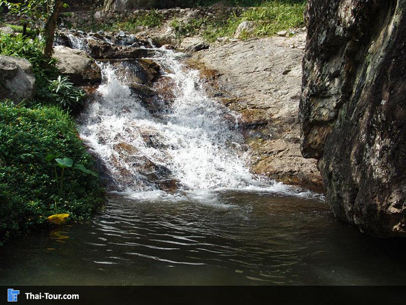 เป็นน้ำตกเล็ก ๆ สูงประมาณ 10 ม. มีน้ำไหลตลอดปี