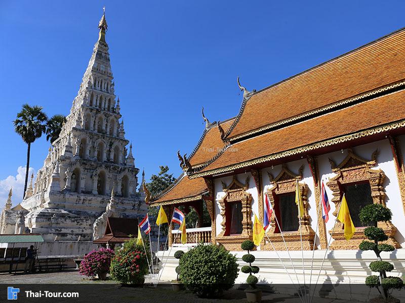 บริเวณ โบสถ์ ข้างๆ เจดีย์สามเหลี่ยม