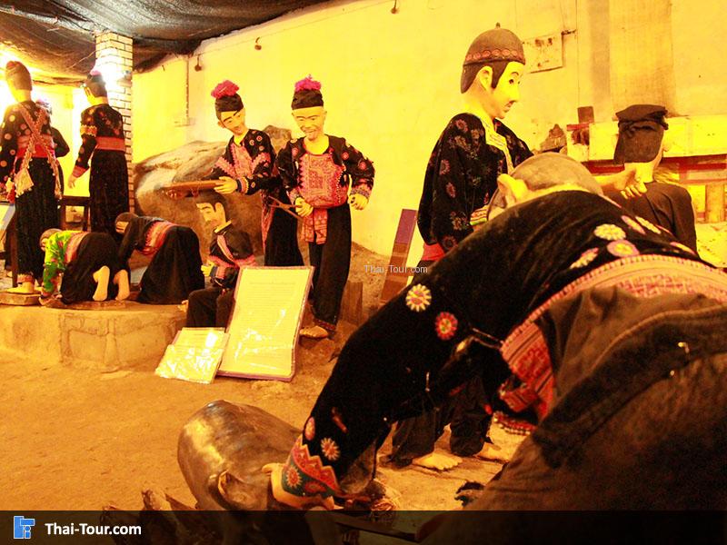 เครื่องแบบการแต่งกายของชาวม้ง