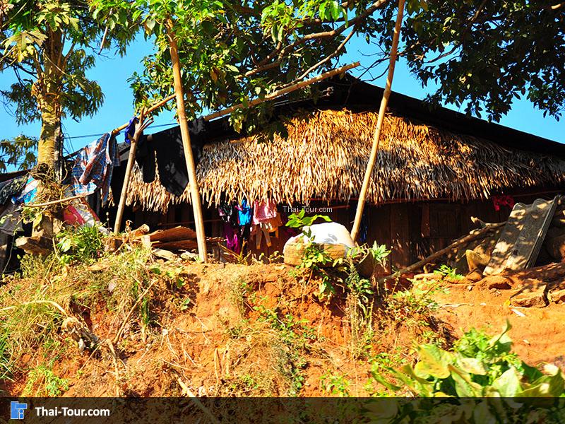 ชาวบ้านบ้านม้ง (แม้ว) จะอยู่บริเวณ เนินเขา