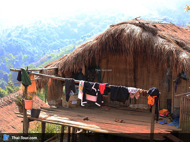 แต่ก็ยังมีแซมด้วยเครื่องอำนวยความสะดวกบางอย่างที่เข้ามาในหมู่บ้าน เช่น มอเตอร์ไซต์ จานรับดาวเทียม