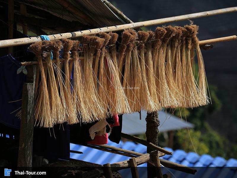 ลักษณะบ้านเรือนทรงไทยยกสูง กำแพงไม้ไผ่สาน