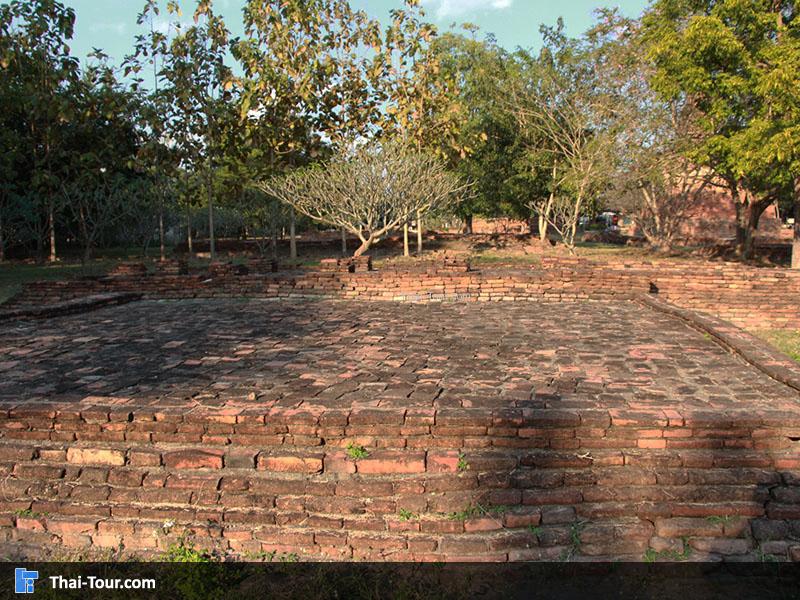 รุูปสิ่งก่อสร้าง ลักษณะเป็นลานกว้าง