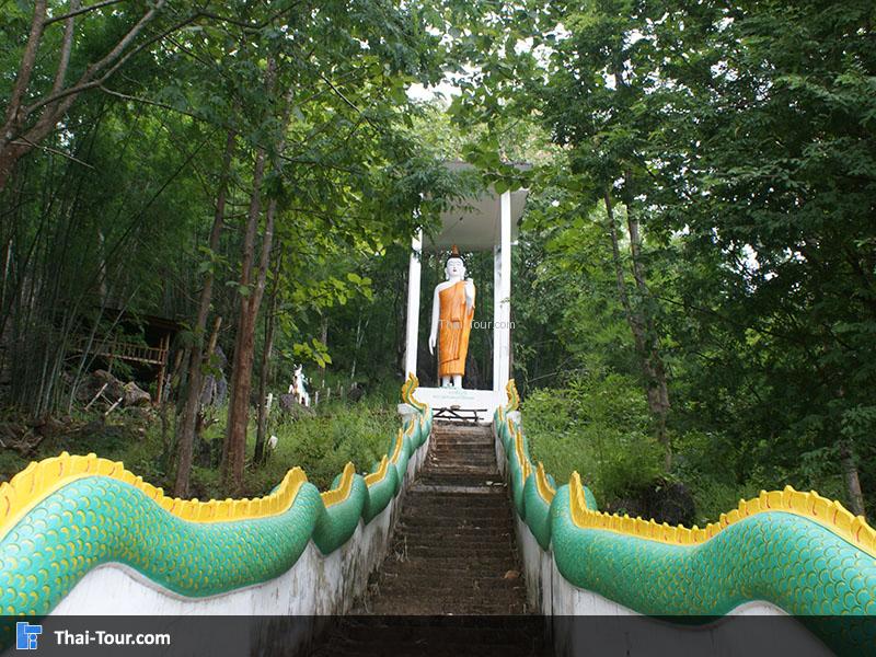 บันไดทางขึ้นพระธาตุหินกิ่วที่ดอยดินจี่