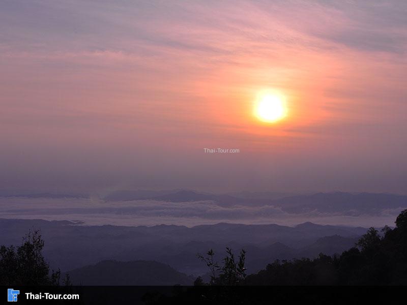 ชมพระอาทิตย์ขึ้นยามเช้า