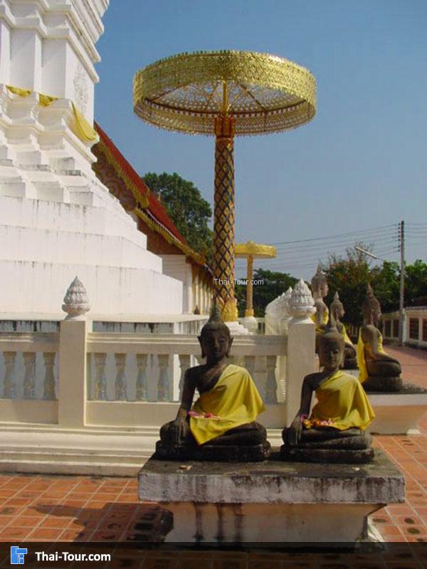  พระพุทธรูปหินทราย ที่ประดิษฐานอยู่บริเวณองค์พระธาตุเจดีย์