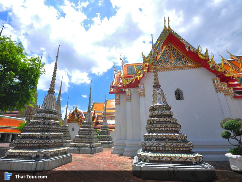 เจดีย์เรียงรายอยู่รอบพระวิหาร ทางเข้า 