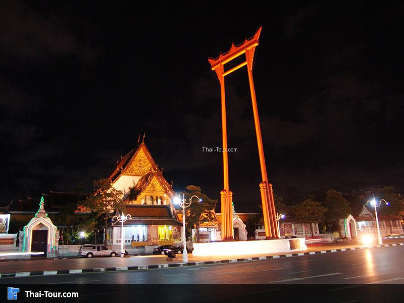 เสาชิงชาตอนกลางคืน