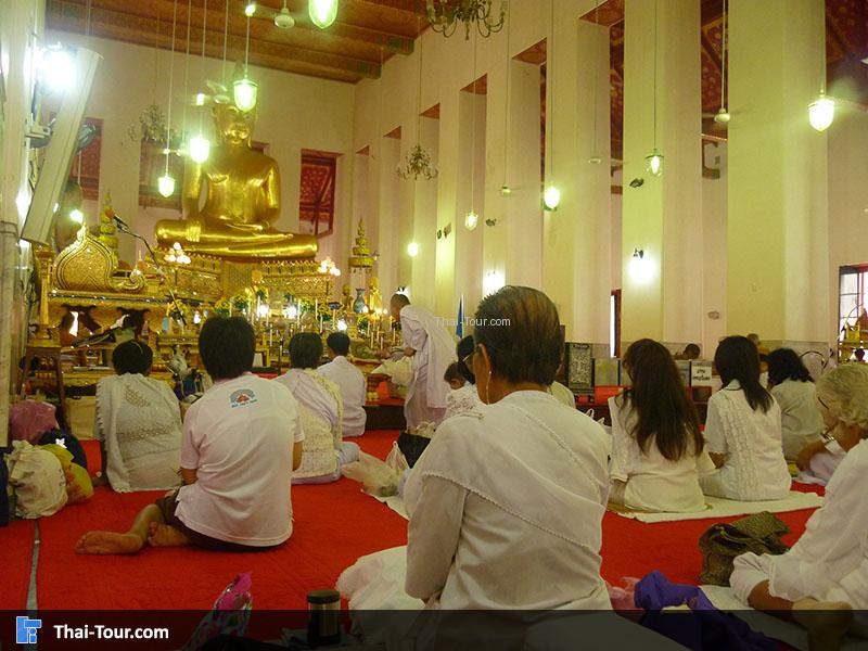 ทุกวันพระจะมีใส่ชุดขาวมานั่งสมาธิ